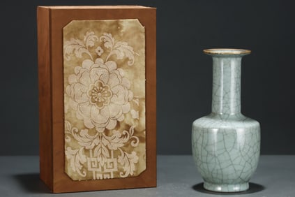 A Exquisite Guan yao Cover with Gold Carved Characters Vase, with an Imperial Poem by Emperor