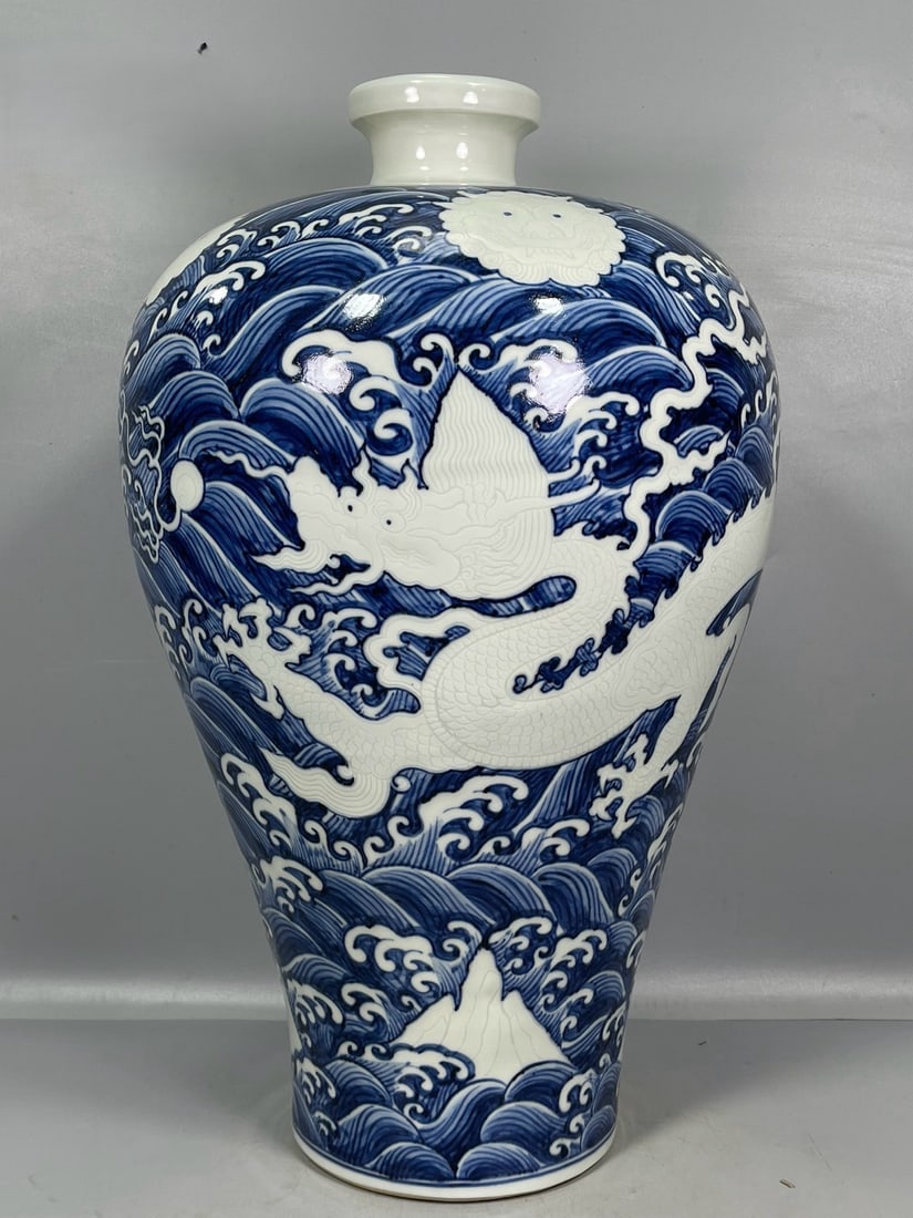 A Exquisite Blue and White Dragon Pattern Vase (1 of 9)