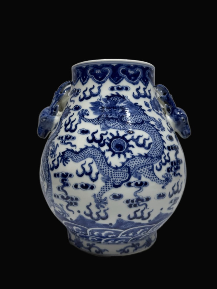 A Exquisite Blue and White Dragon Pattern Deer Head Vase: A Exquisite Blue and White Dragon Pattern Deer Head Vase,Qing Dynasty, China,Daoguang Six-character Mark,Size:8.7in 