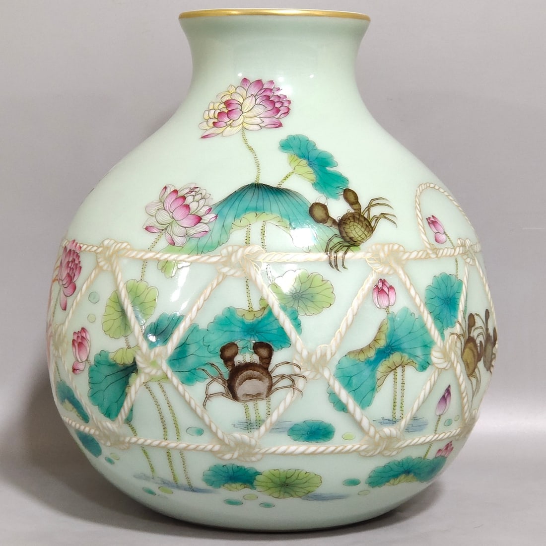 Pea-green Glaze Fish and Lotus Pattern Vase (1 of 8)
