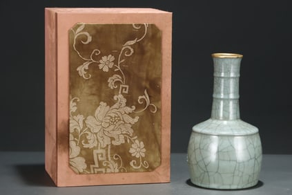 A Exquisite Guan yao Cover with Gold Carved Characters Paper Hammer Vase, with an Imperial Poem by