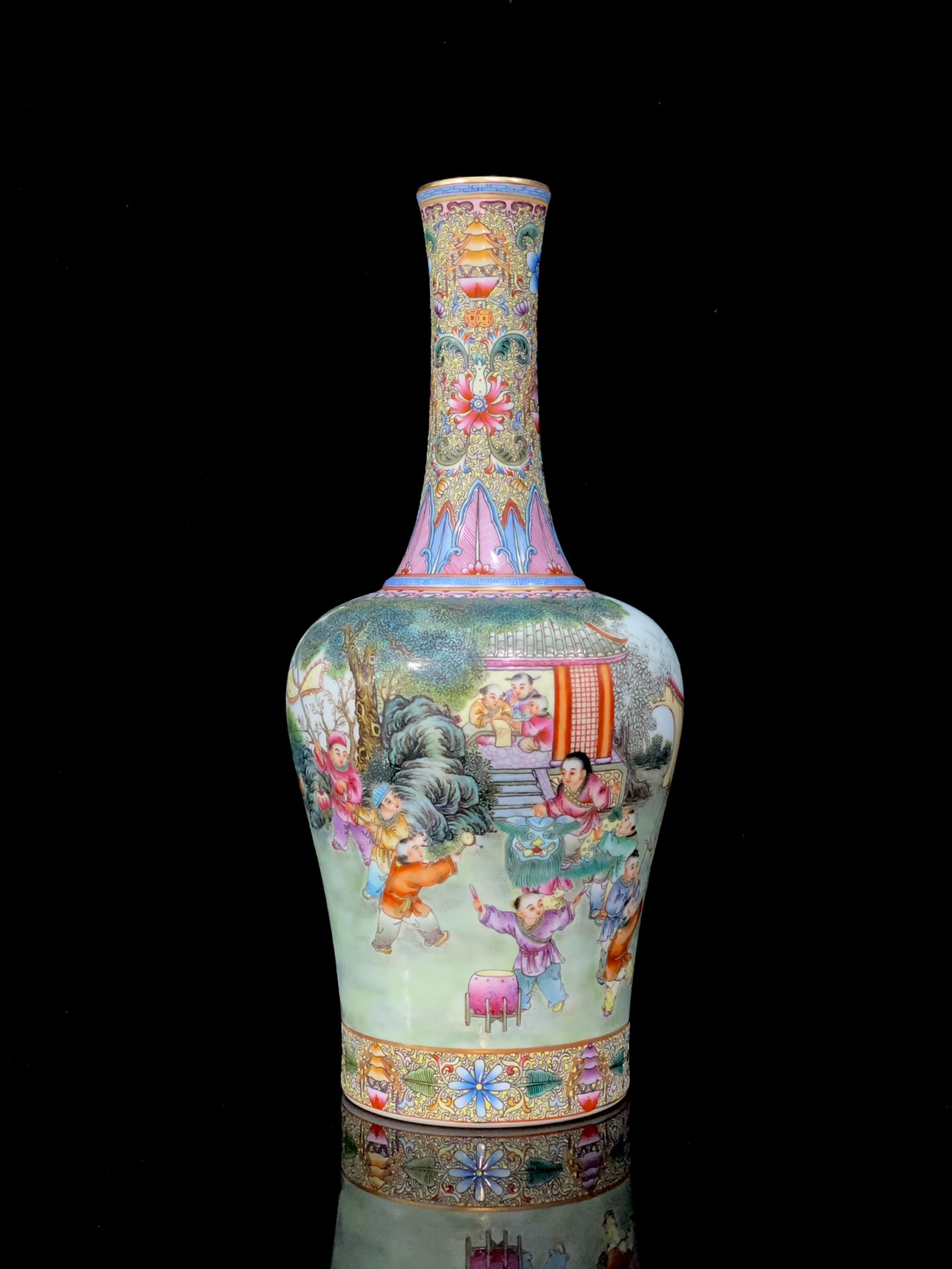 A Exquisite Enamel Figures Pattern Vase - 3