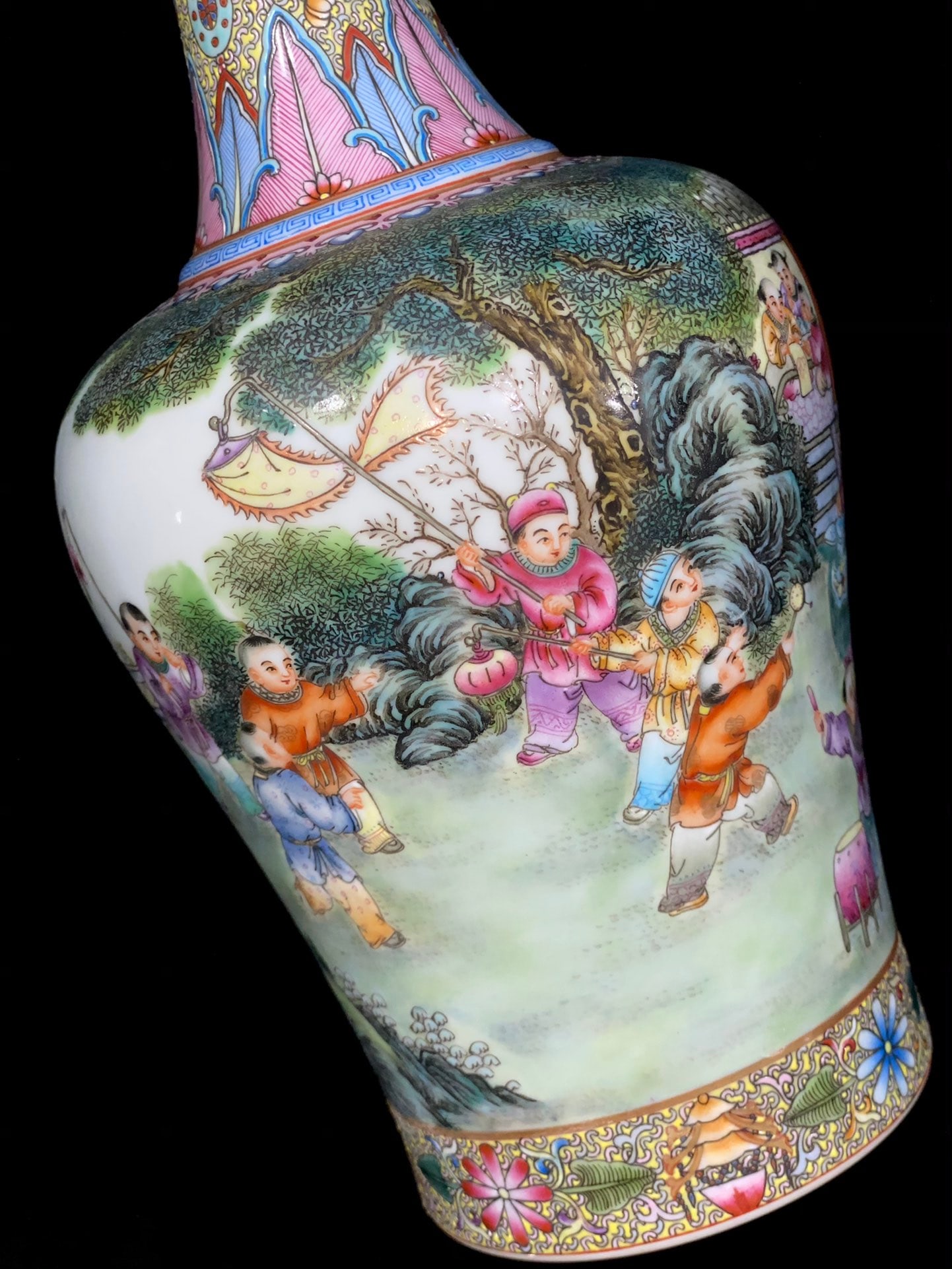 A Exquisite Enamel Figures Pattern Vase - 5
