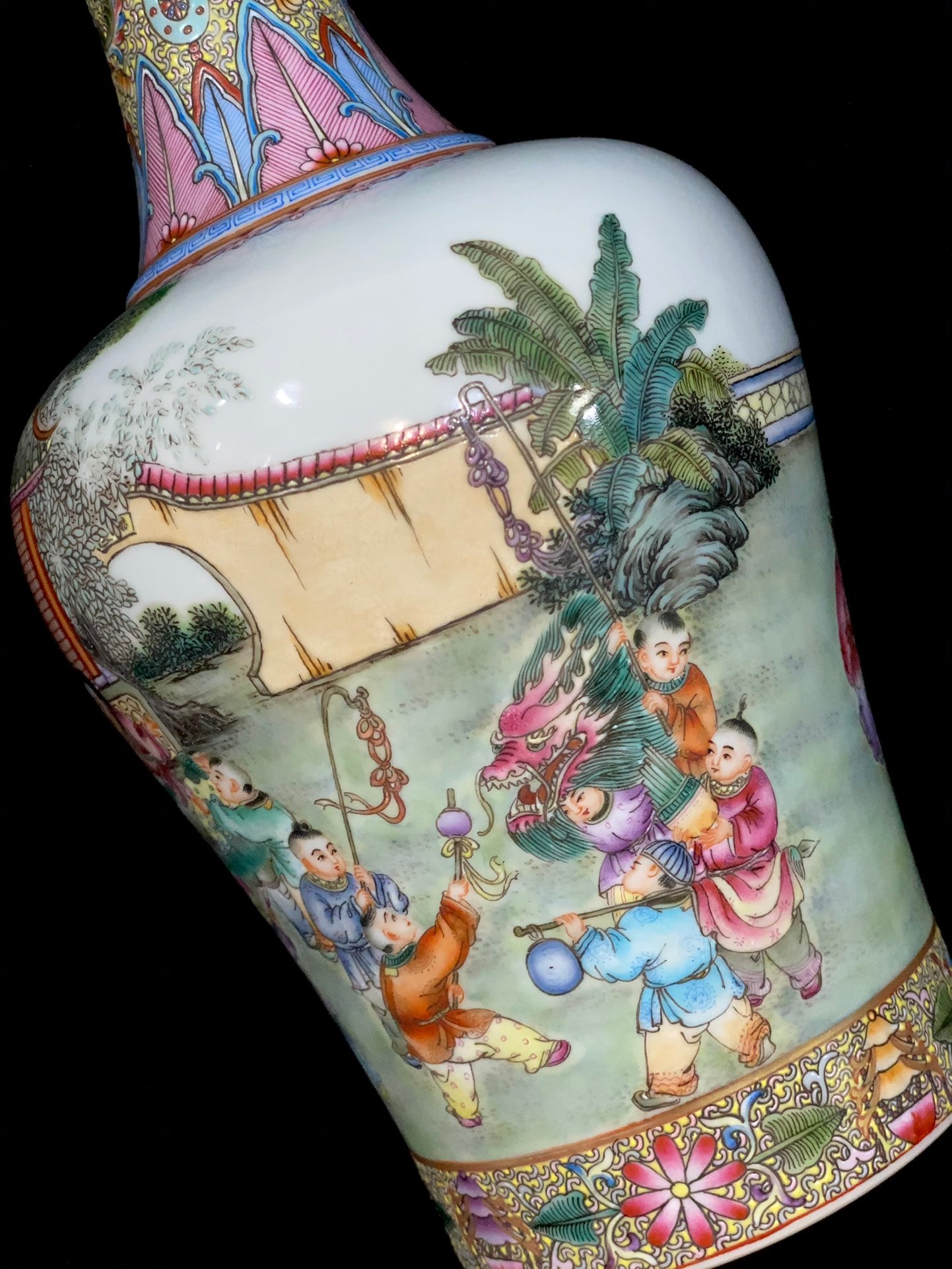 A Exquisite Enamel Figures Pattern Vase - 6