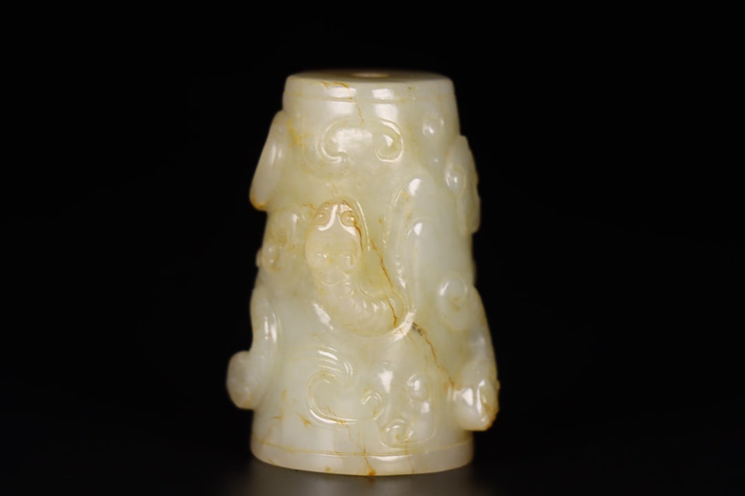 A Exquisite Hetian Jade Dragon Pattern Handheld Ornament: A Exquisite Hetian Jade Dragon Pattern Handheld Ornament,Han Dynasty, China,Size:1.6inx1.2inx2.2in,Weight:104g 