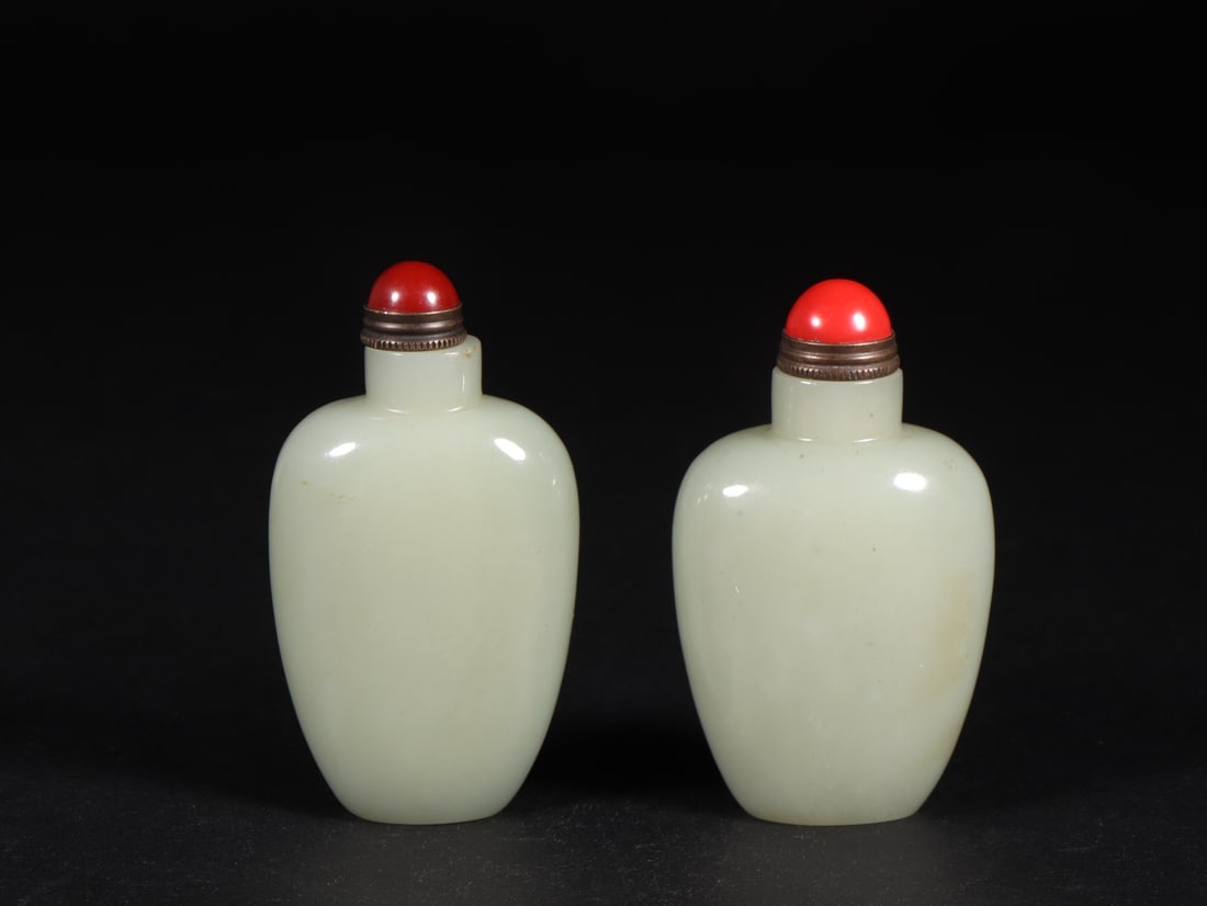 A pair of Exquisite Hetian Jade Snuff Bottle: A pair of Exquisite Hetian Jade Snuff Bottle,Qing Dynasty,China,Size:1.7inx1.1inx2.8in,1.6inx0.9inx2.9in,Weight:159g 一对和田玉鼻烟壶,中国&#