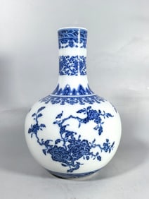 A Exquisite Blue and White Flower Pattern Vase