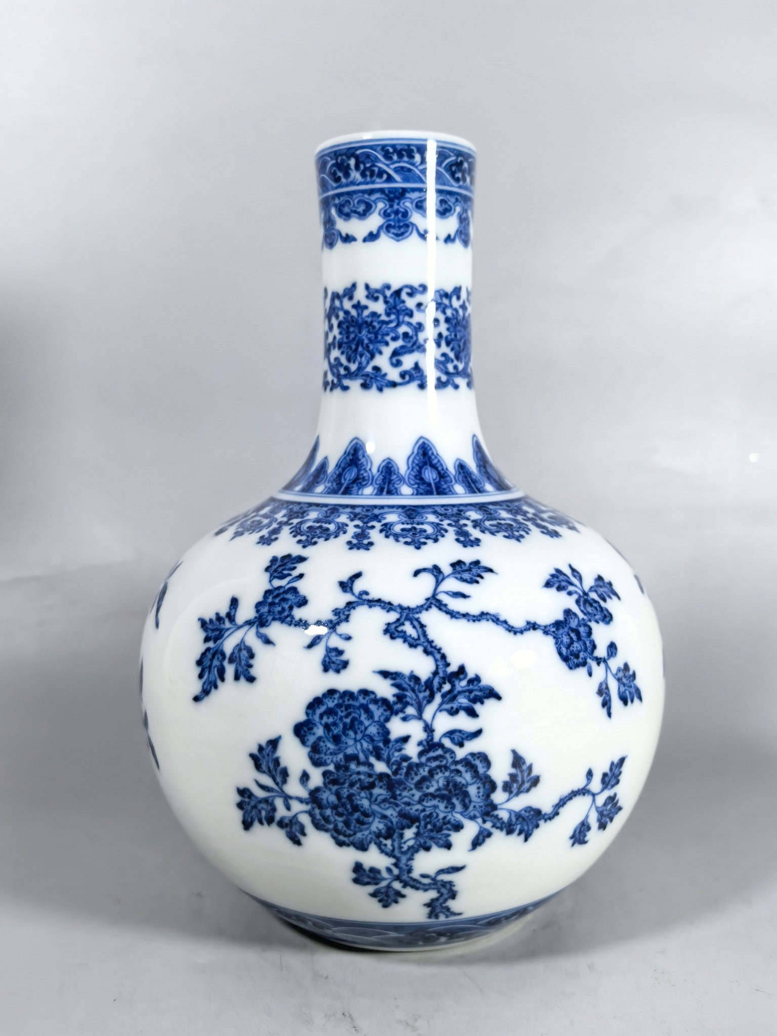 A Exquisite Blue and White Flower Pattern Vase - 2