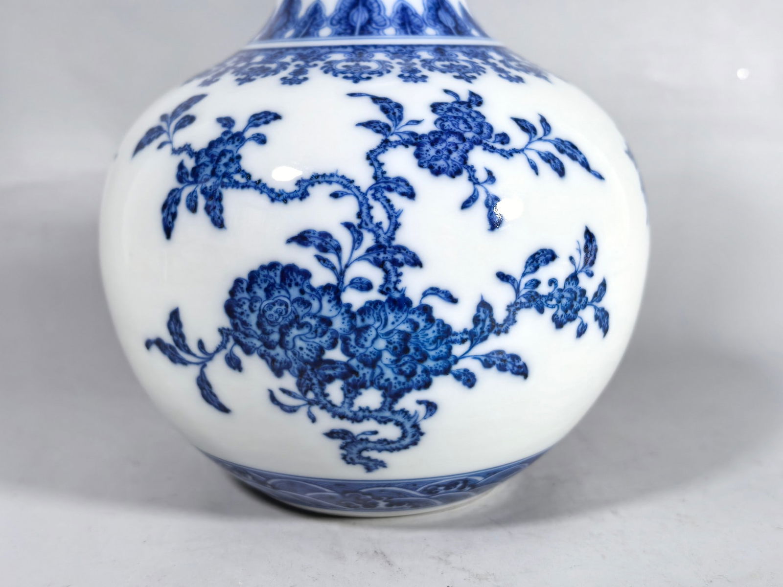 A Exquisite Blue and White Flower Pattern Vase - 3
