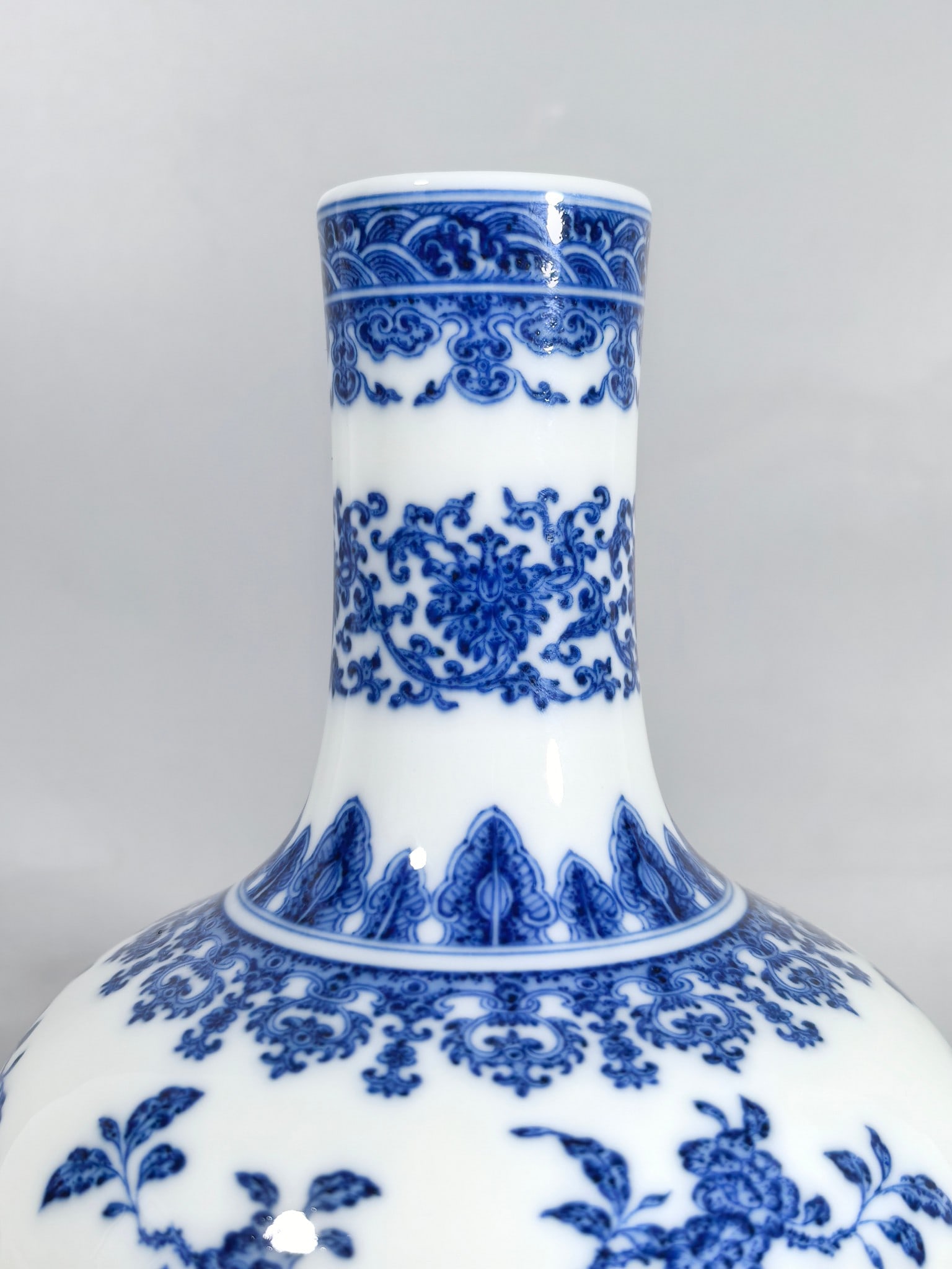 A Exquisite Blue and White Flower Pattern Vase - 4