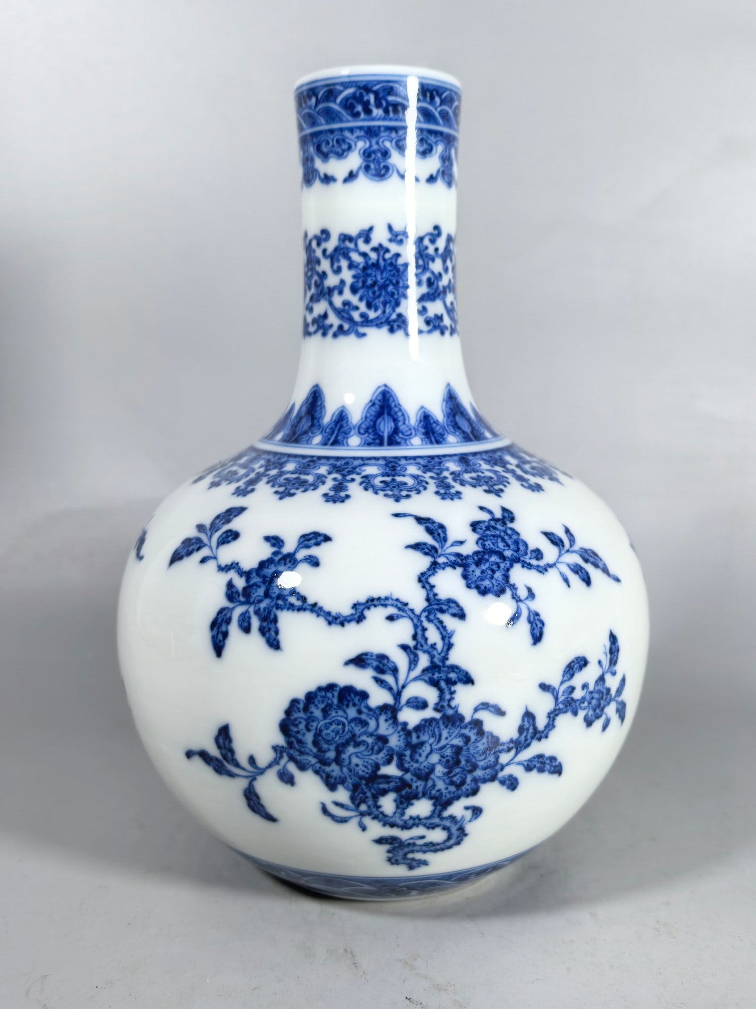 A Exquisite Blue and White Flower Pattern Vase - 7