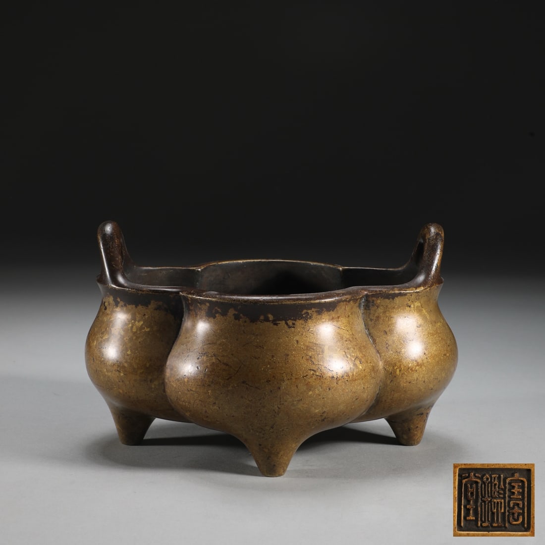A Exquisite Bronze Crabapple-Shaped Double-Ears Censer (1 of 9)