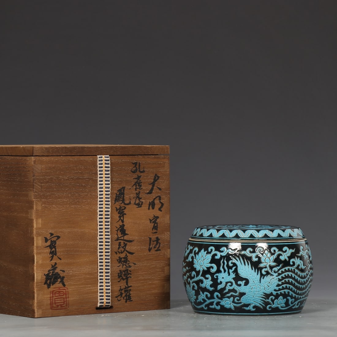 A Exquisite Peacock Green Glazed Phoenix Pattern Jar (1 of 9)