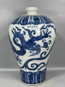 A Exquisite Blue and White Dragon Pattern Vase
