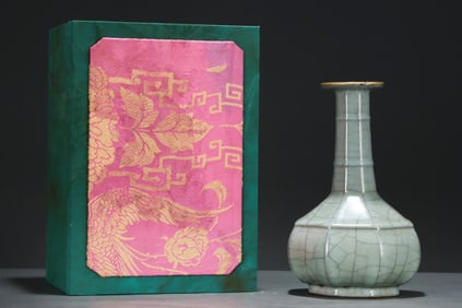 A Exquisite Guan yao Cover with Gold Carved Characters Octagonal Bamboo Joint Vase, with an Imperial