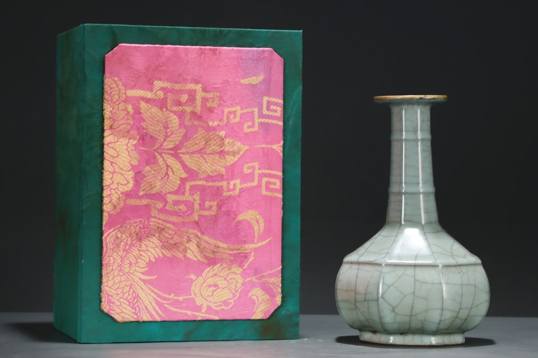 A Exquisite Guan yao Cover with Gold Carved Characters Octagonal Bamboo Joint Vase, with an Imperial: A Exquisite Guan yao Cover with Gold Carved Characters Octagonal Bamboo Joint Vase, with an Imperial Poem by Emperor Qianlong,Song Dynasty, China,Size：5.9inx9.6in 