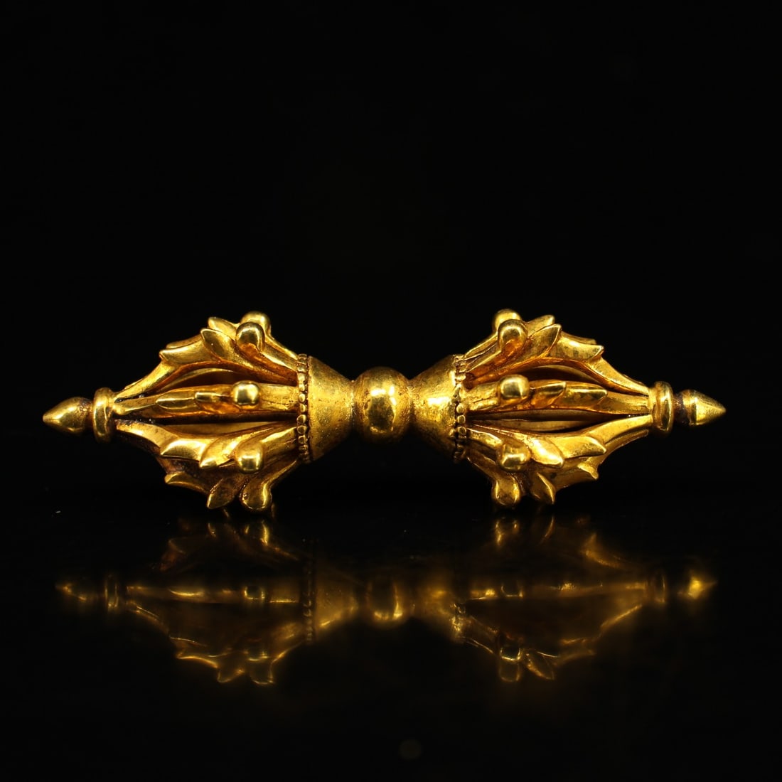 A Exquisite Gilt Bronze Nine-strand Vajra from Old Tibet Temple: A Exquisite Gilt Bronze Nine-strand Vajra from Old Tibet Temple,Qing Dynasty, China,Size:3.5inx0.8in,Weight:62g 