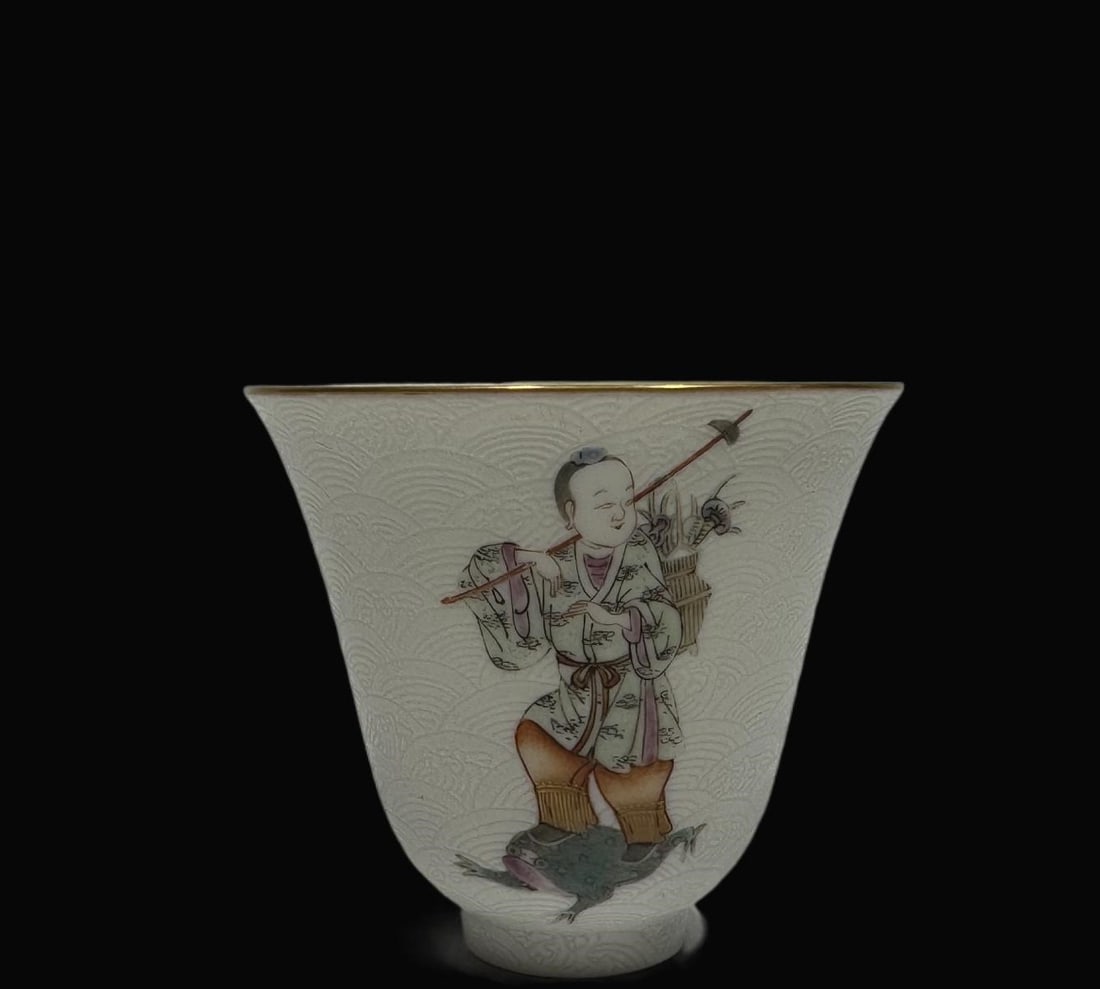 A Exquisite Famille-Rose Figures Pattern Cup (1 of 5)