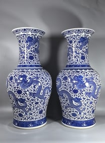 A pair of Exquisite Blue and White Dragon Pattern Vase