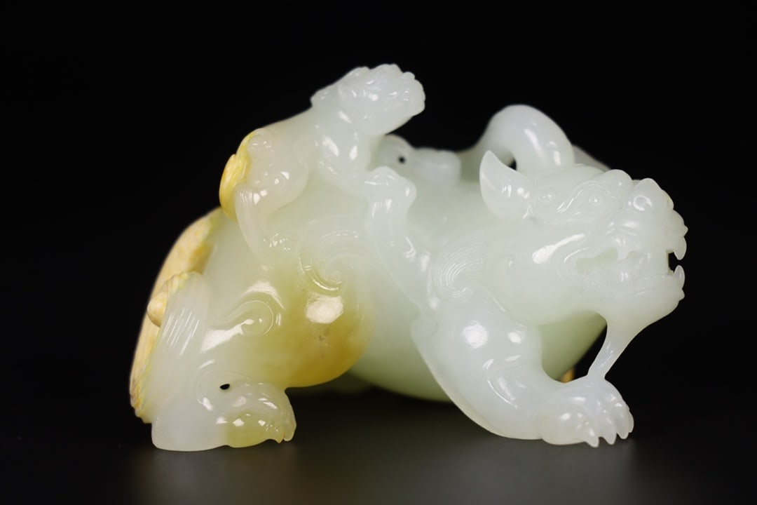 A Exquisite Hetian Jade Auspicious Beast Ornament: A Exquisite Hetian Jade Auspicious Beast Ornament,Qing Dynasty, China,Size:3inx1.8inx1.8in,Weight:166g 和田玉瑞兽摆件,中国清代