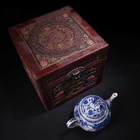 A Exquisite Blue and White Butterfly Grape Pattern Ewer