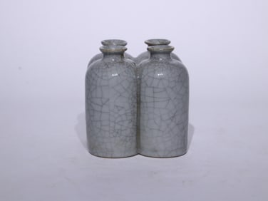 A Exquisite White Glaze Ice Crackle Pattern Vase