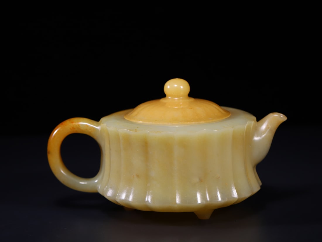 A Exquisite Hetian Jade Teapot: A Exquisite Hetian Jade Teapot,Qing Dynasty,China,Size:3.1inx5.9inx3.7in 和田玉茶壶,中国清代