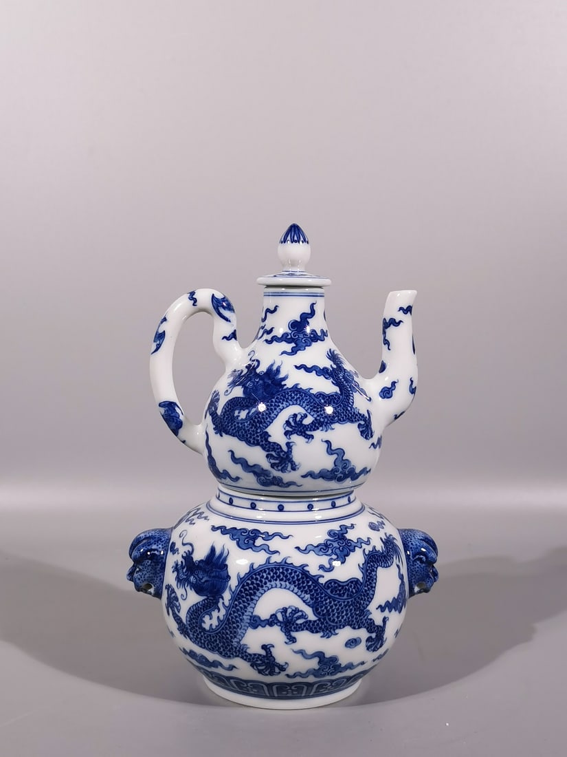 A Exquisite Blue and White Dragon Pattern Ewer (1 of 9)