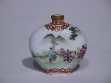A Exquisite Famille-Rose Figures Pattern Snuff Bottle