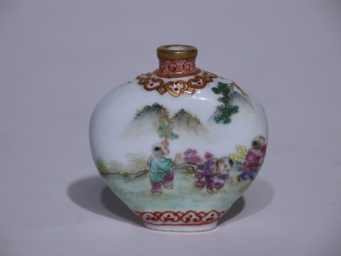 A Exquisite Famille-Rose Figures Pattern Snuff Bottle: A Exquisite Famille-Rose Figures Pattern Snuff Bottle,Qing Dynasty, China,Qianlong Four-character Mark,Size:2.1inx2.1in 粉彩人物纹鼻烟壶,中国