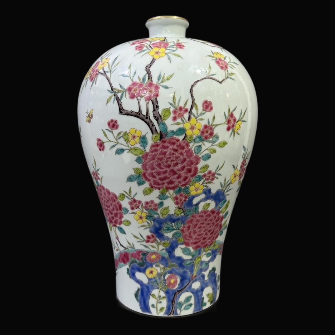 A Exquisite Famille-Rose Flower Pattern Vase (1 of 6)