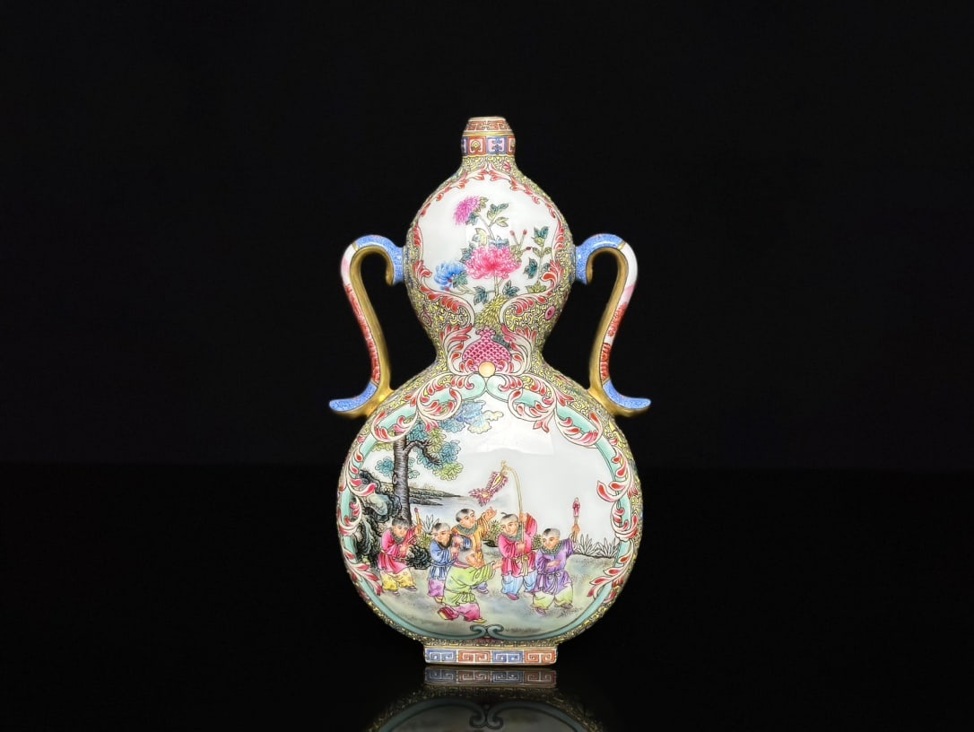 A Exquisite Enamel Figures Pattern Double-Ears Gourd-Shaped Vase: A Exquisite Enamel Figures Pattern Double-Ears Gourd-Shaped Vase,Qing Dynasty, China,Qianlong Four-character Mark,Size:0.4inx6.6inx3.7inx1.7in 珐琅彩人物纹双&
