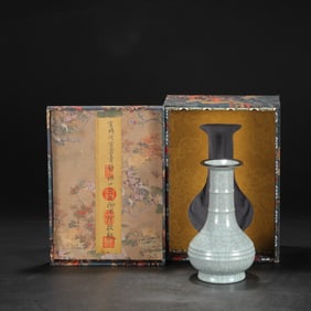 A Exquisite Guan yao Celadon Glaze Ice Crackle Pattern Vase, with Imperial Inscription by Emperor