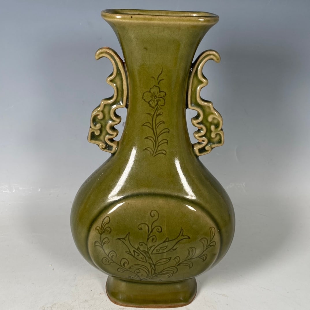 A Exquisite Yue yao Porcelain Vase: A Exquisite Yue yao Porcelain Vase,Song Dynasty, China,Size:9.1inx4.7in 越窑瓶,中国宋代