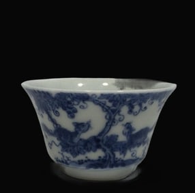 A Exquisite Blue and White Pine and Grape Pattern Cup