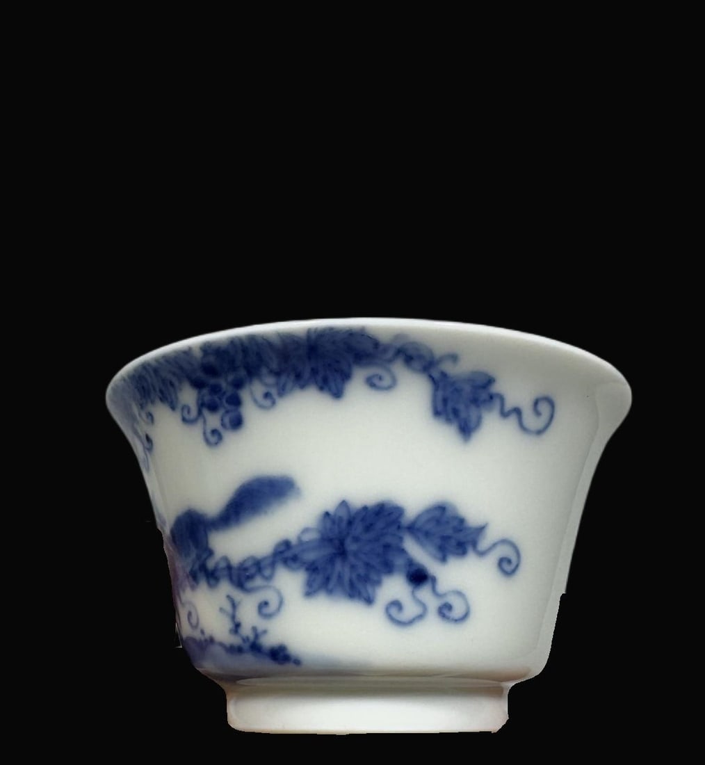 A Exquisite Blue and White Pine and Grape Pattern Cup - 2