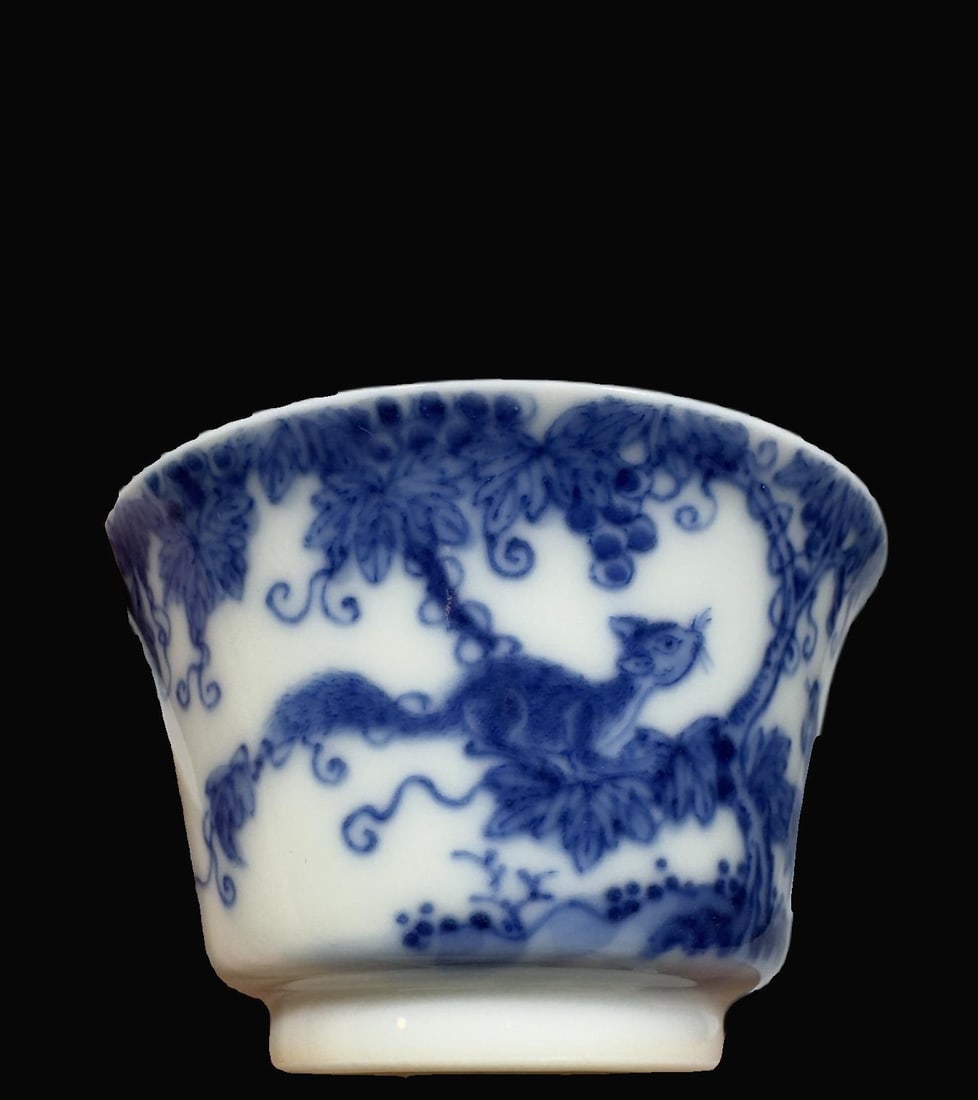 A Exquisite Blue and White Pine and Grape Pattern Cup - 3