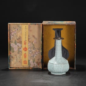 A Exquisite Guan yao Celadon Glaze Ice Crackle Pattern Vase, with Imperial Inscription by Emperor