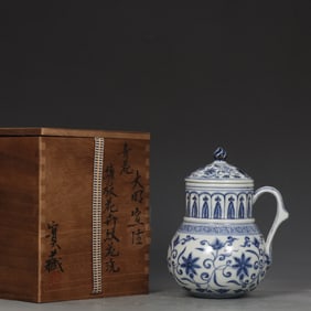 A Exquisite Blue and White Flower Pattern Ewer