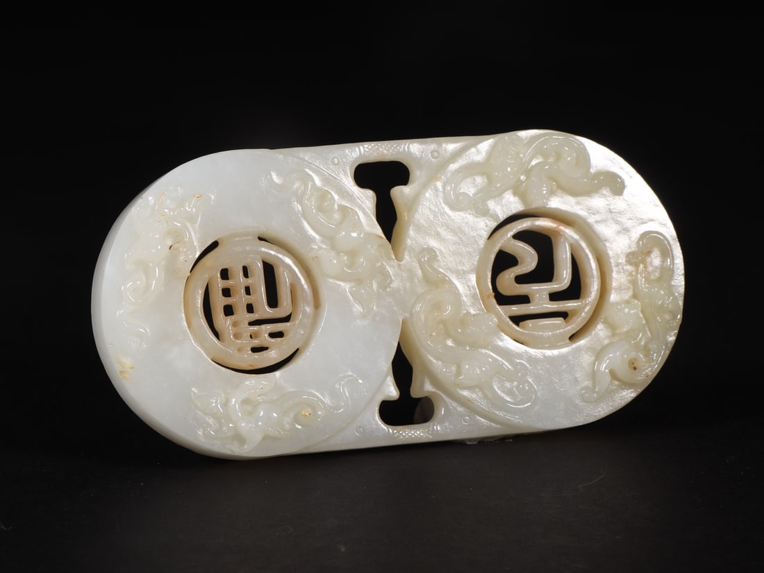 A Exquisite Hetian Jade Dragon Pattern Pendant: A Exquisite Hetian Jade Dragon Pattern Pendant,Qing Dynasty,China,Size:3.9inx2inx0.5in,Weight:97g 和田玉龙纹玉佩,中国清代