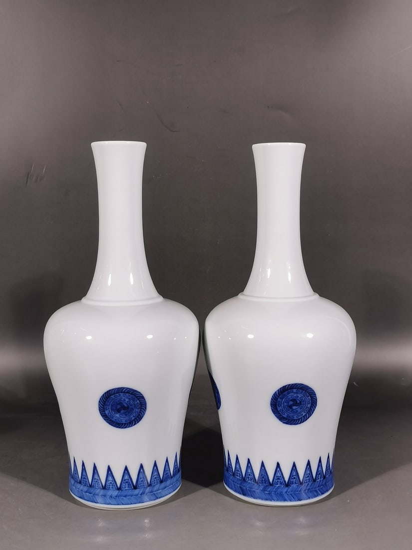 A pair of Exquisite Blue and White Vase: A pair of Exquisite Blue and White Vase,Qing Dynasty, China,Kangxi Six-character Mark,Size: 10.2inx4.3in 