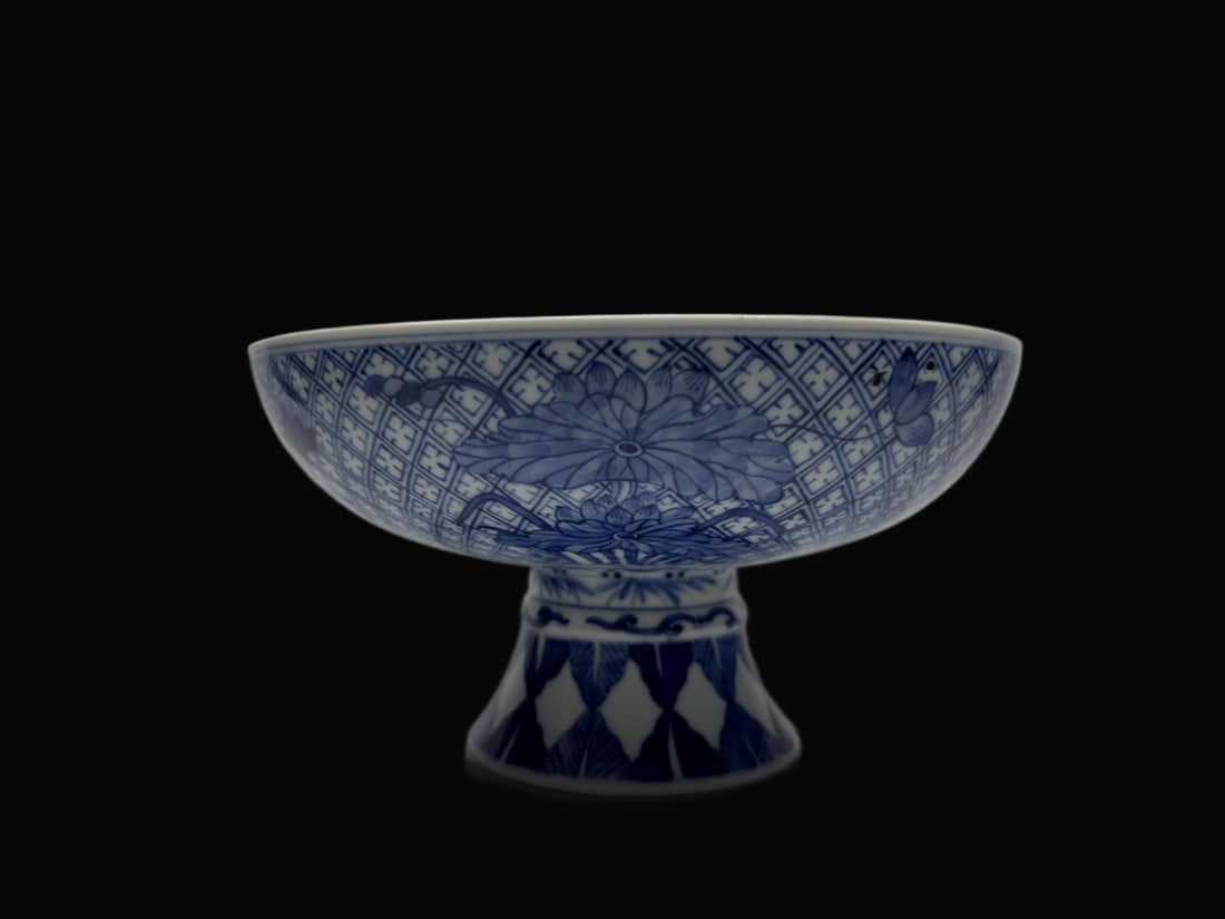 A Exquisite Blue and White Flower and Dragon Pattern Plate: A Exquisite Blue and White Flower and Dragon Pattern Plate,Qing Dynasty, China,Guangxu Six-character Mark,Size:8.5inx4.5in 
