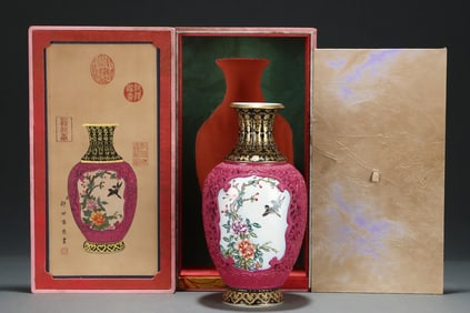 A Exquisite Famille-Rose Painted Gold Flower and Bird Pattern Vase