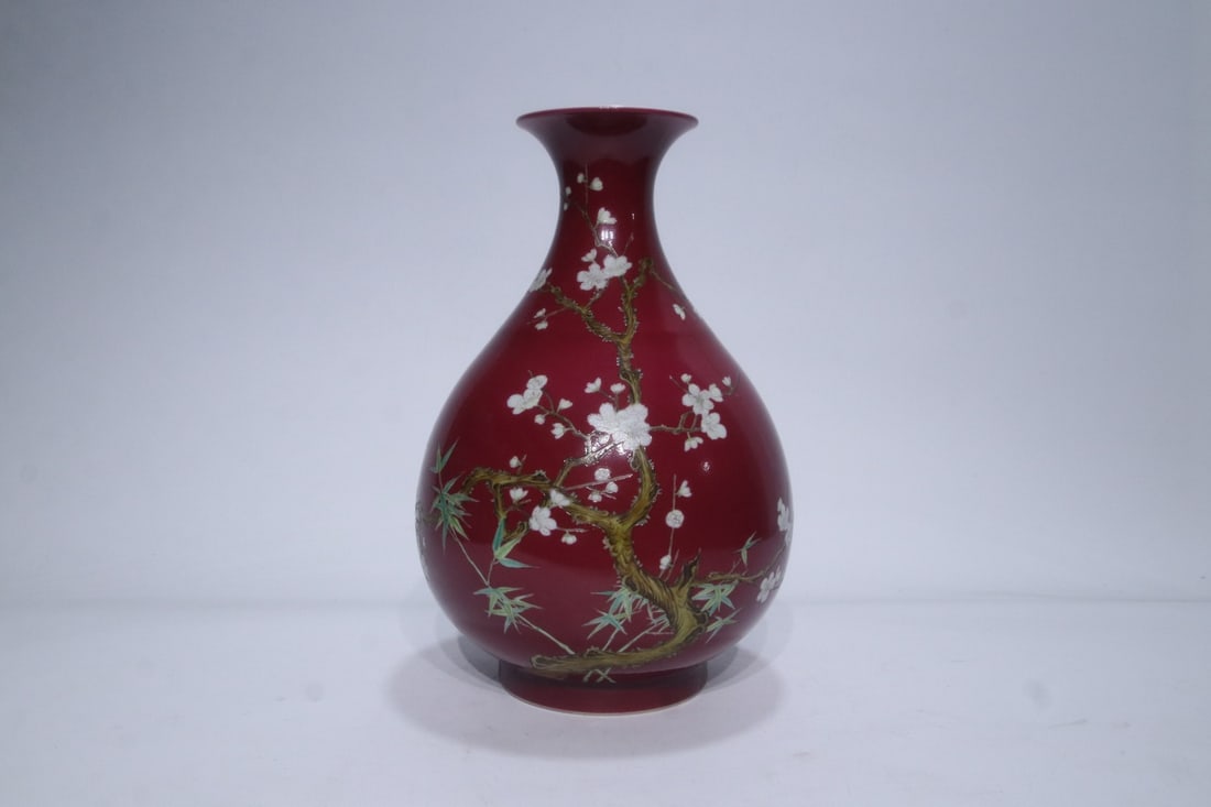 A Exquisite Famille-Rose Flower Pattern Vase (1 of 9)