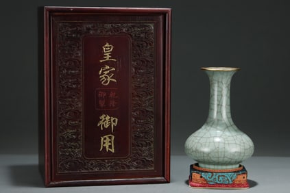 A Exquisite Guan yao Gold Wrapped ice Crackle Pattern Vase