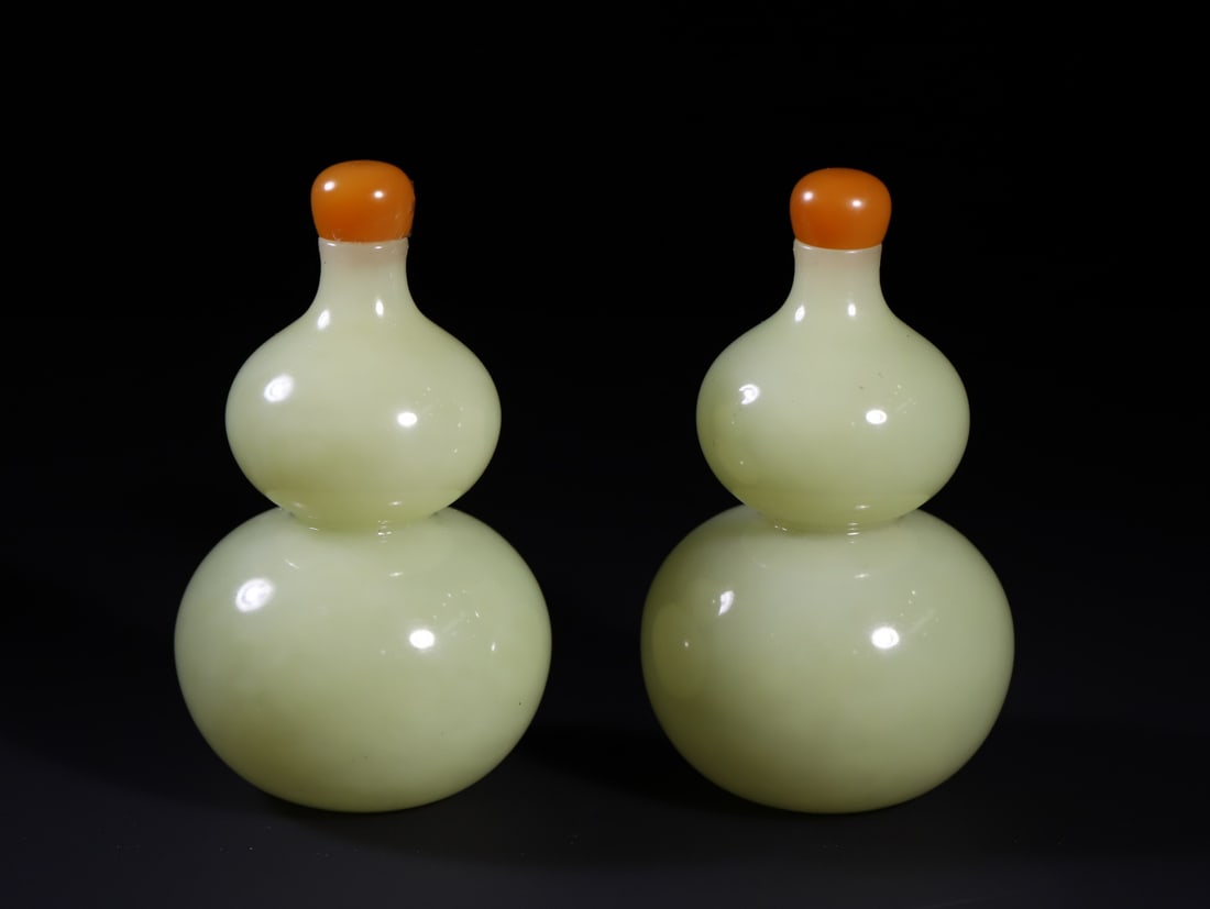 A pair of Exquisite Hetian Yellow Jade Gourd-Shaped Vase (1 of 9)