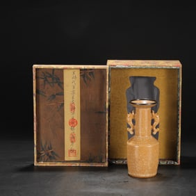 A Exquisite Guan yao Cream Yellow Glaze Ice Crackle Pattern Vase, with Imperial Inscription by