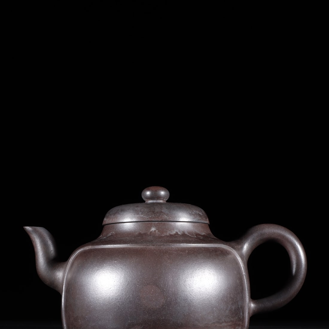 A Exquisite Purple Sands Ewer: A Exquisite Purple Sands Ewer,Qing Dynasty, China,With Mark,Size:3.5inx6.4in 紫砂壶,中国清代,带款