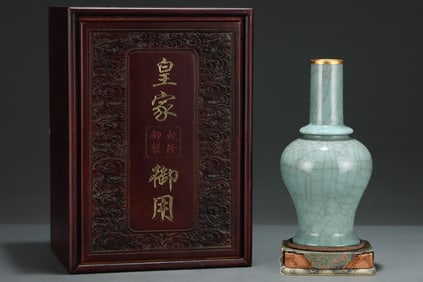 A Exquisite Guan yao Gold Wrapped ice Crackle Pattern Vase