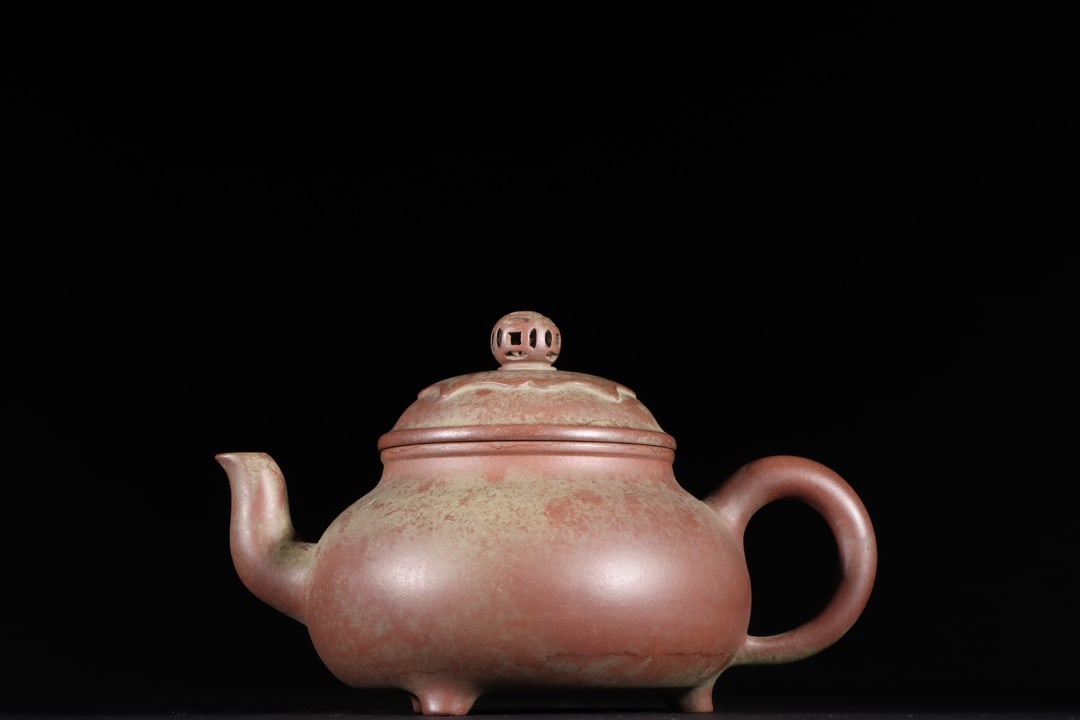 A Exquisite Purple Sands Three Feet Ewer: A Exquisite Purple Sands Three Feet Ewer,Ming Dynasty, China,With Mark,Size:4.3inx7.1in 紫砂三足壶,中国明代,带款